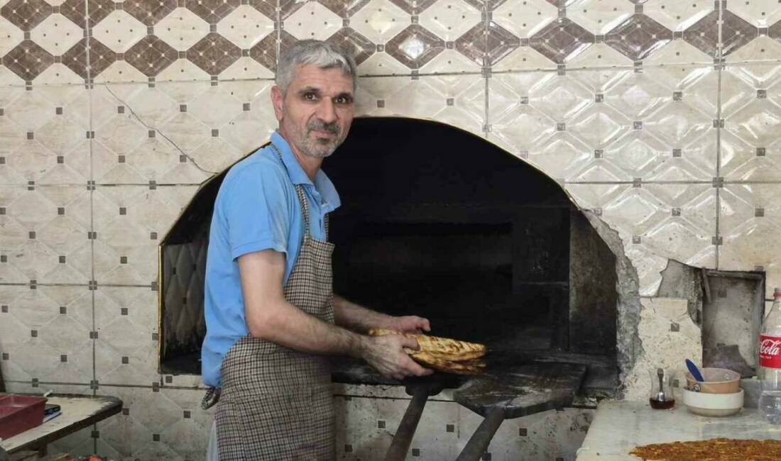 Adıyaman’da fırıncılar yüksek sıcaklığa rağmen fırın başında ekmek mesaisini sürdürüyor.