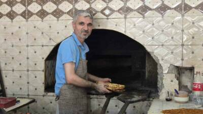 Adıyaman’da fırıncılar yüksek sıcaklığa rağmen fırın başında ekmek mesaisini sürdürüyor.