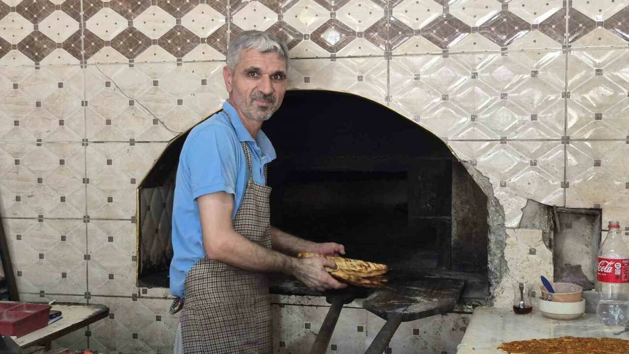 Adıyaman’da fırıncılar yüksek sıcaklığa rağmen fırın başında ekmek mesaisini sürdürüyor.