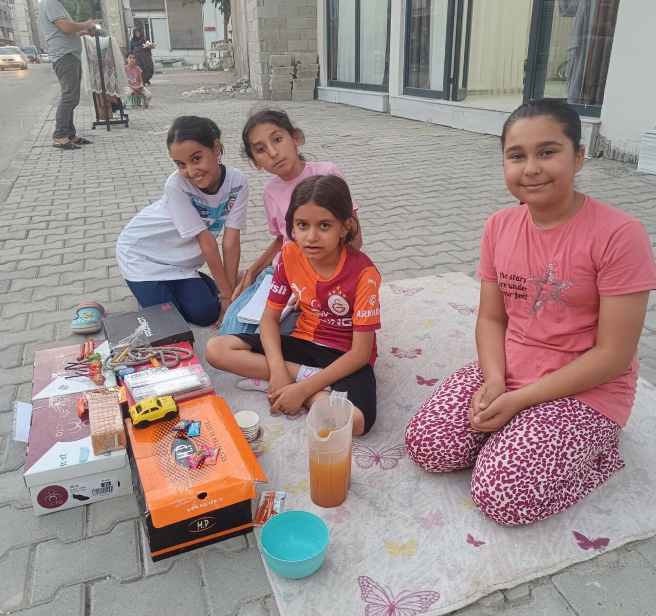 Adıyaman’da yaşayan Nergis ve Elif Ada isimli kız çocukları, yetim