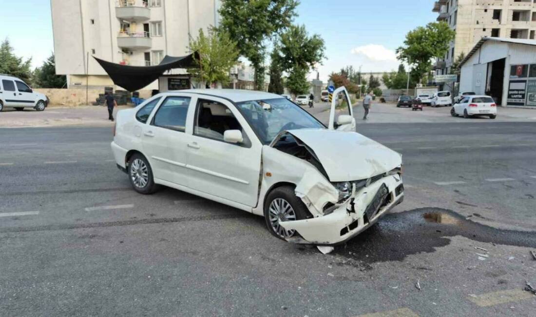 Adıyaman’da iki otomobilin çarpışması sonucu 1’i ağır 3 kişi yaralandı.