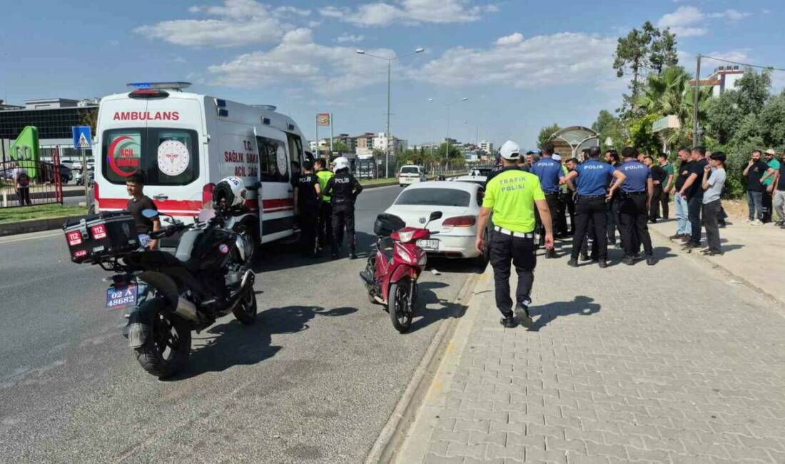 Adıyaman'da iki otomobilin çarpışması sonucu 3 kişi yaralanırken, olay yerine
