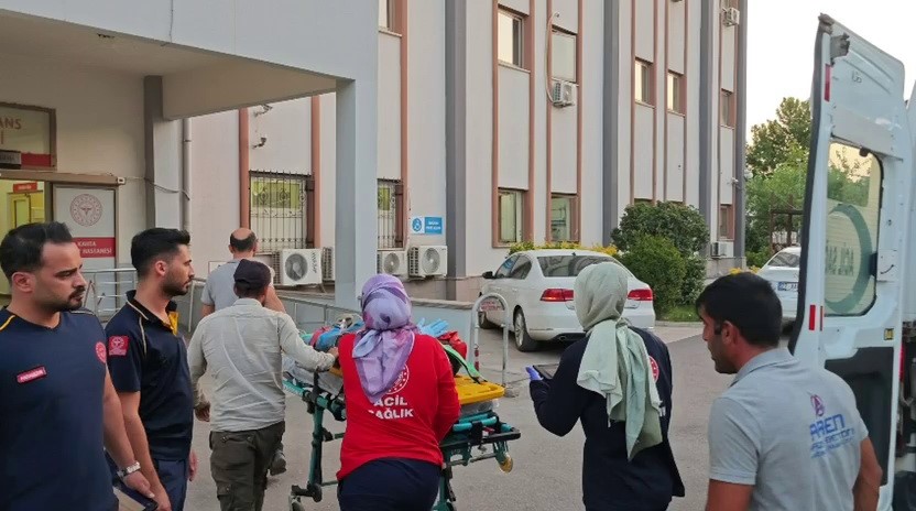 Adıyaman'ın Kahta ilçesinde G.A. (22) yönetimindeki bir kamyonetin devrilmesi sonucu