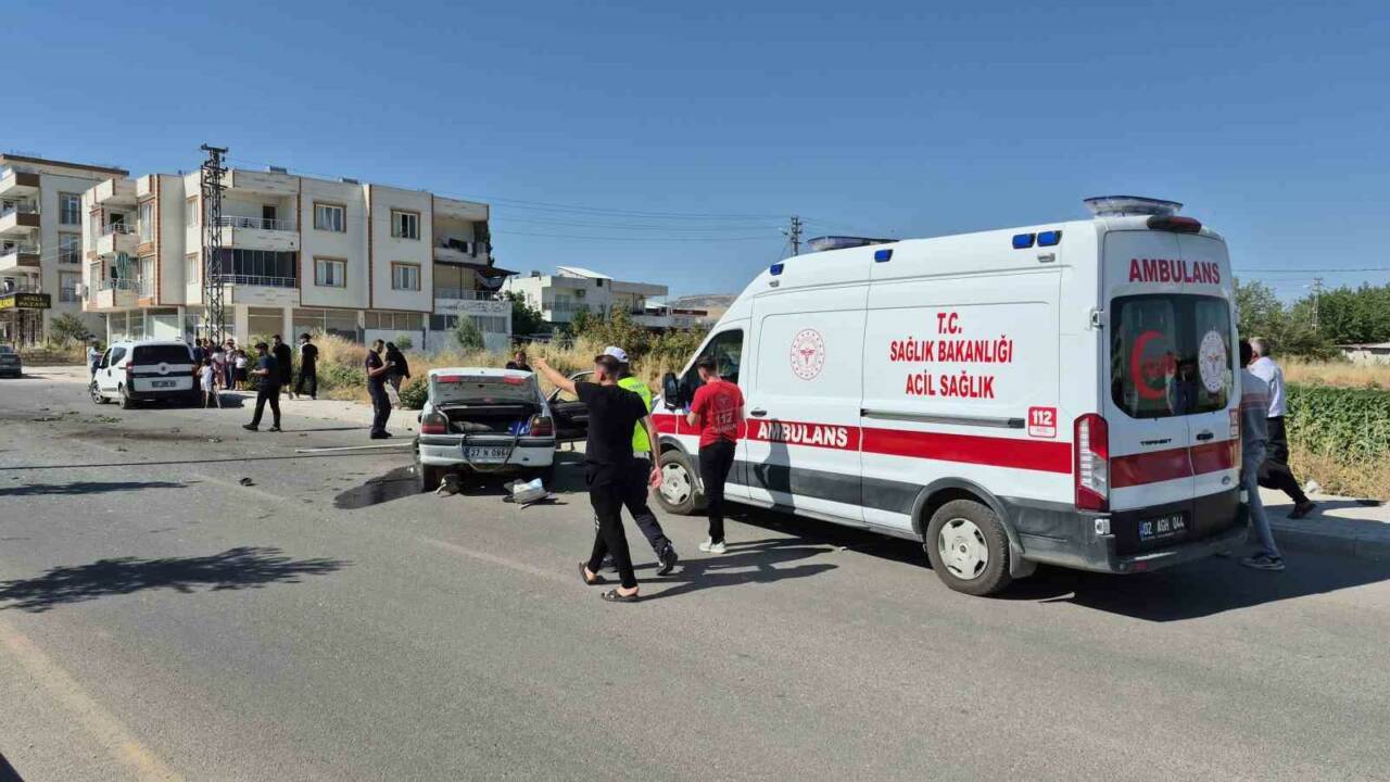 Adıyaman'da, Yeşilyurt Mahallesi 3. Çevre Yolu üzerinde, kontrolünü kaybeden otomobil