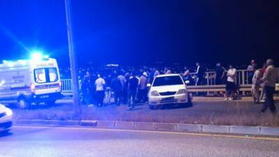 Adıyaman’da sürücüsünün direksiyon hakimiyetini kaybettiği otomobilin bariyerlere çarpması sonucu 4