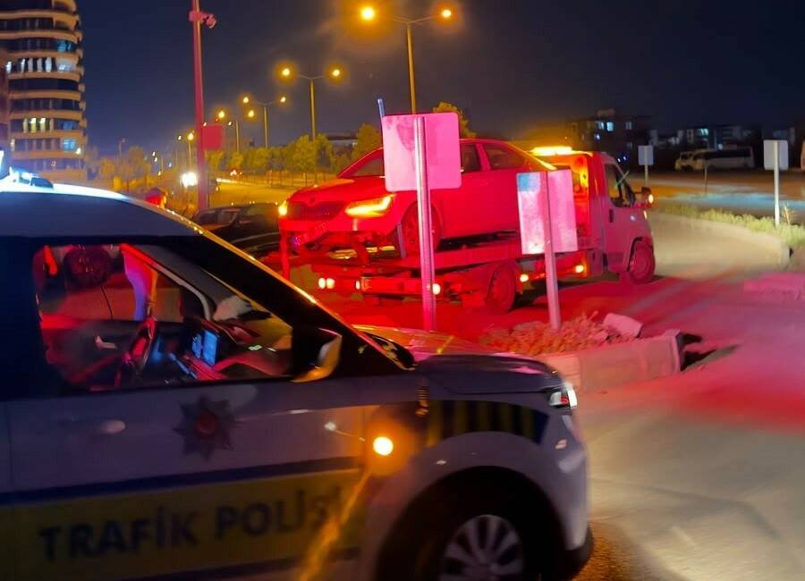 Adıyaman’da, sürücüsünün direksiyon hakimiyetini kaybettiği otomobil refüje çıkarak durabildi.