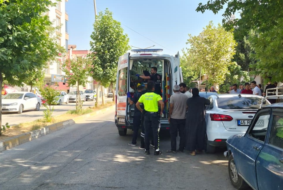 Adıyaman’da otomobilin çarptığı küçük çocuk yaralandı.