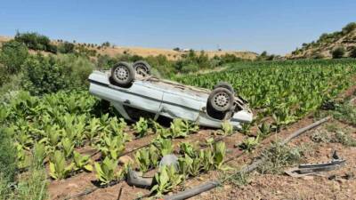 Adıyaman’da kontrolden çıkarak şarampole takla atan otomobildeki 3 kişi yaralandı.