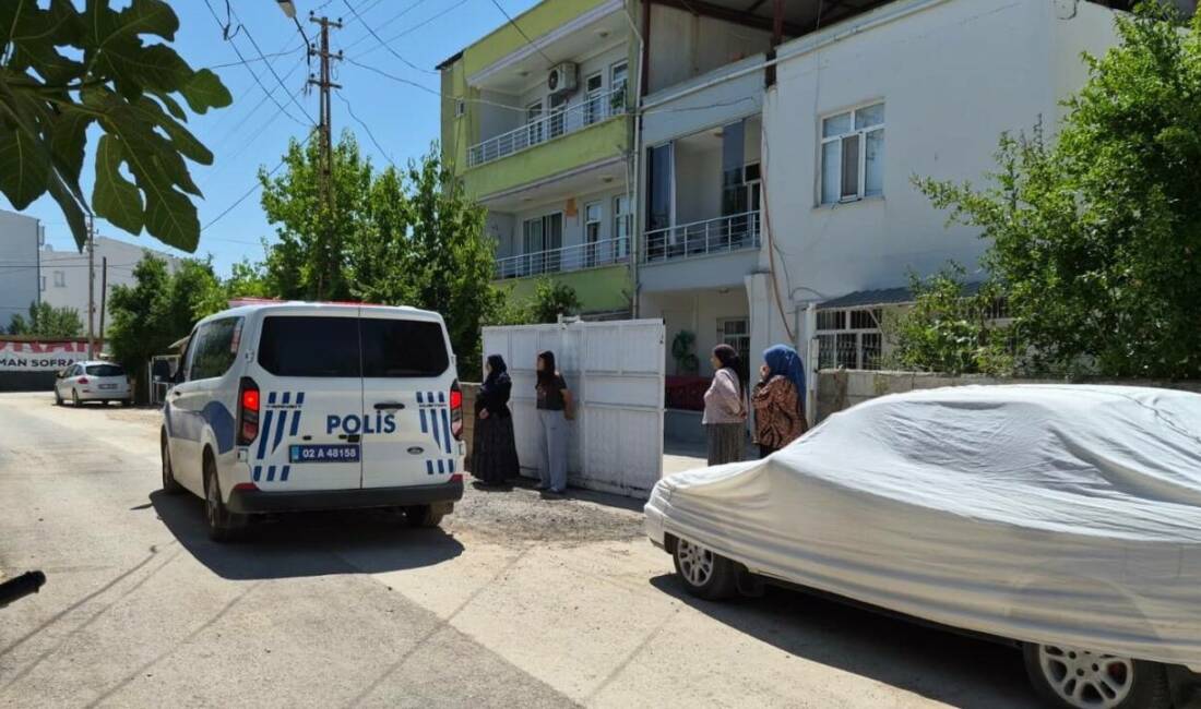 Adıyaman’da binanın damından düşen engelli genç yaralandı.