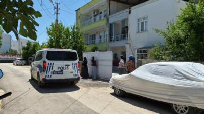 Adıyaman’da binanın damından düşen engelli genç yaralandı.