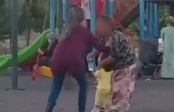 Adıyaman’ın Kahta ilçesinde bulunan bir parkta ağlayan çocuğu sakinleştirmeye çalışan