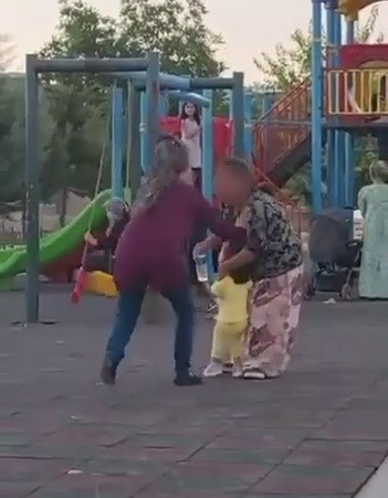 Adıyaman’ın Kahta ilçesinde bulunan bir parkta ağlayan çocuğu sakinleştirmeye çalışan