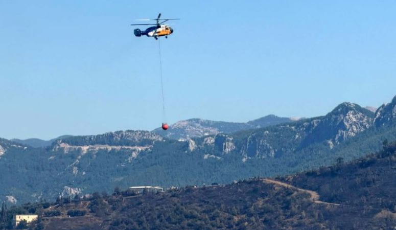 Antalya'nın Alanya ilçesinde devam eden orman yangını, Gazipaşa-Alanya Havalimanı'ndaki hava