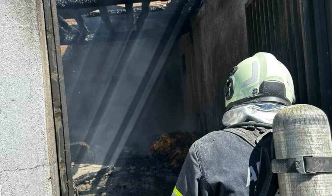 Adıyaman’da bir evin ambar ve çatısında meydana gelen yangın paniğe