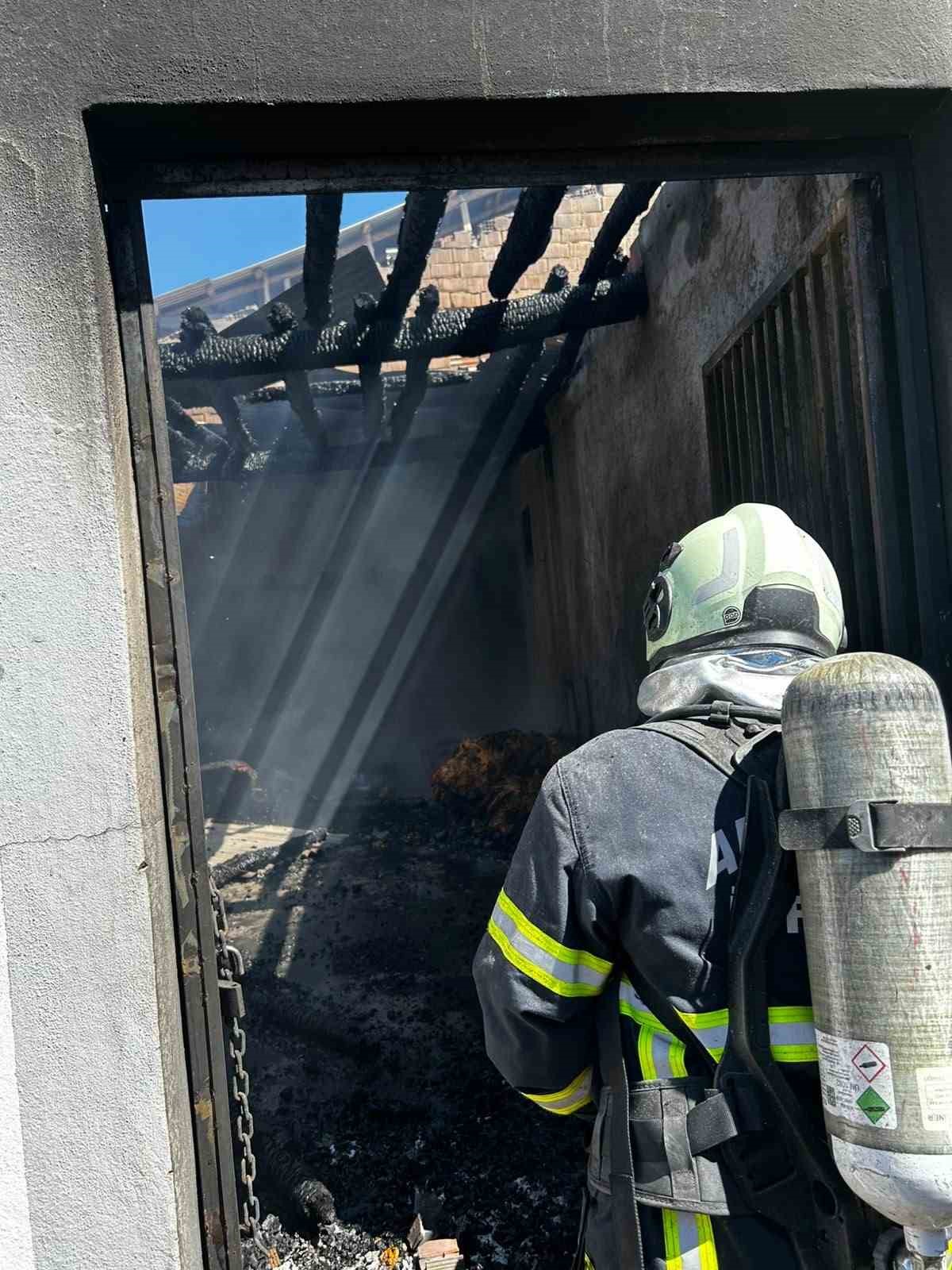 Adıyaman’da bir evin ambar ve çatısında meydana gelen yangın paniğe