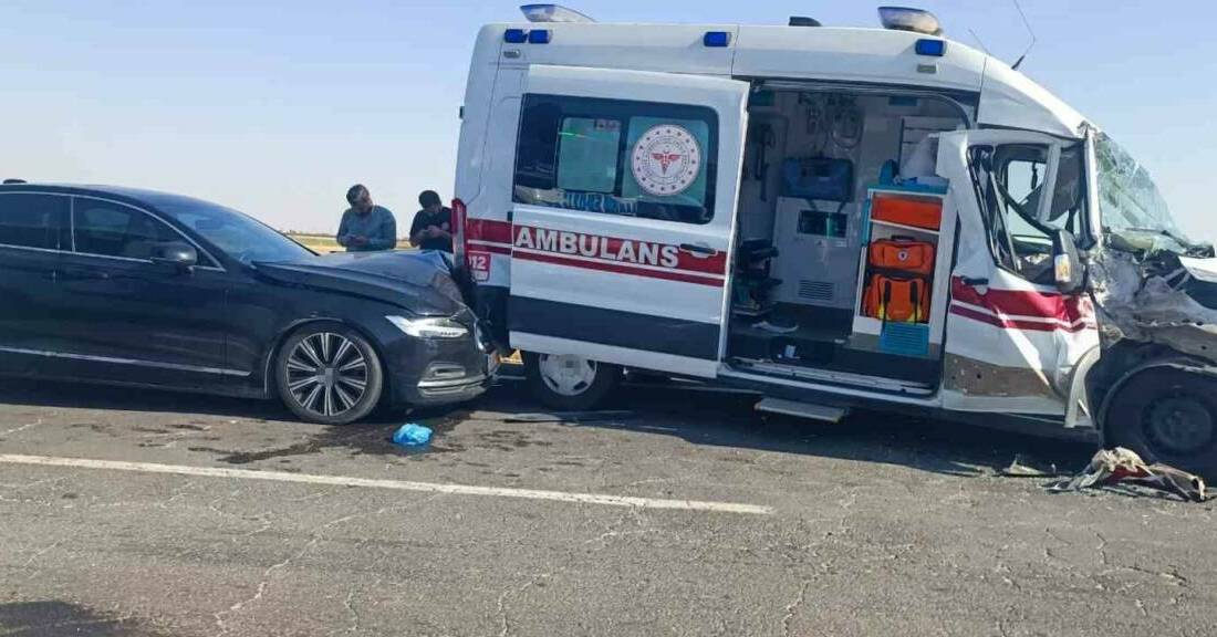 Ambulans, tır ve otomobilin karıştığı kazada 3 kişi yaralandı Mardin'in Nusaybin ilçesinde hasta taşıyan bir ambulansın tırla çarpışması sonucu