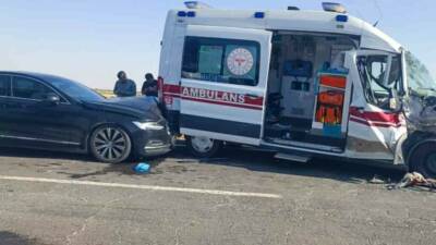 Mardin'in Nusaybin ilçesinde hasta taşıyan bir ambulansın tırla çarpışması sonucu
