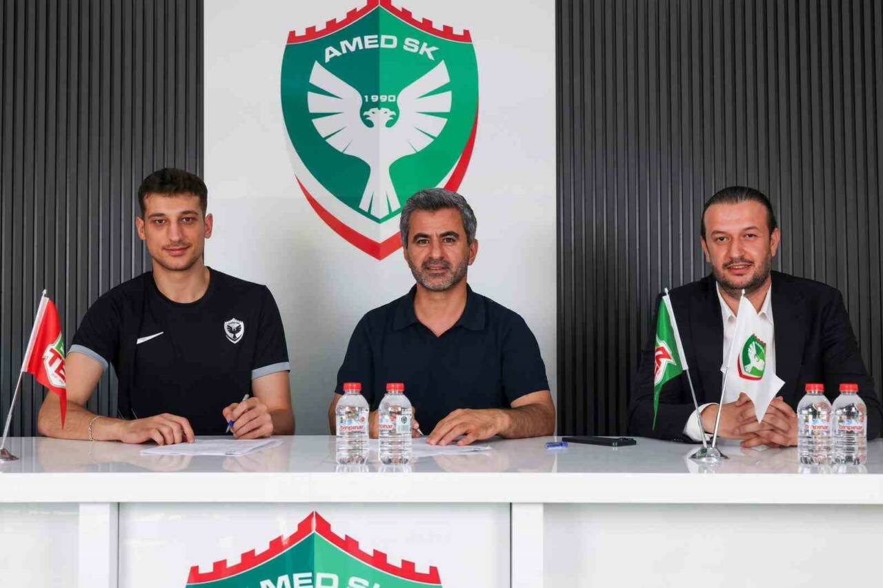 Amed Sportif Faaliyetler, Gaziantep FK forması giyen kaleci Mustafa Burak