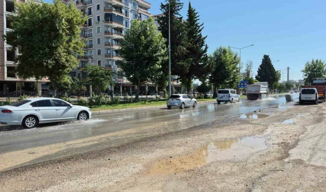 Adıyaman’da belediyeye ait ana şebeke su borusunun patlaması nedeniyle Atatürk