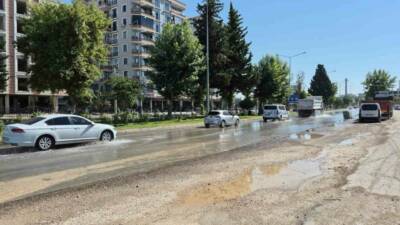 Adıyaman’da belediyeye ait ana şebeke su borusunun patlaması nedeniyle Atatürk