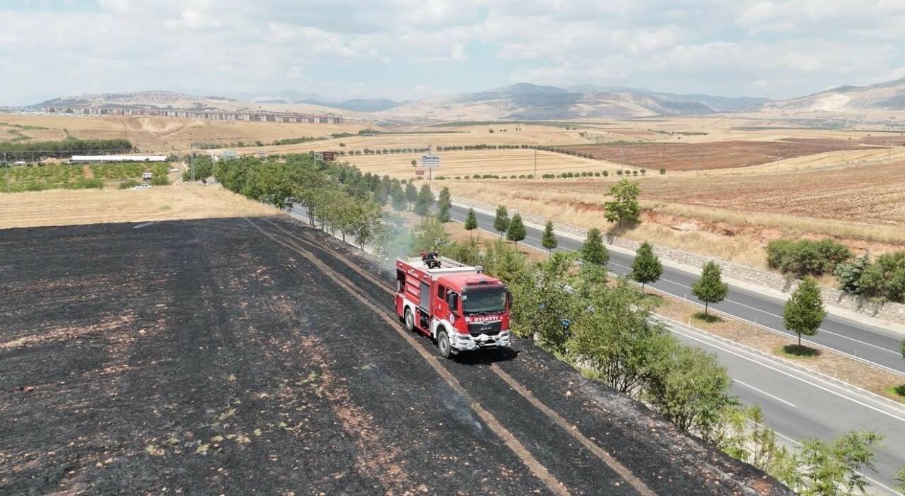 Adıyaman'da Beşpınar Mesire Alanı yakınlarında çıkan anız yangını, itfaiye ekiplerinin