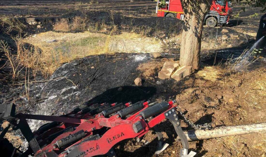 Anız yangınına müdahale eden traktör alevlere teslim oldu Adıyaman’da çıkan anız yangınına müdahale etmek amacıyla kullanılan traktör, alevlerin