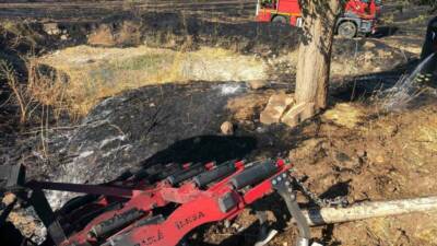 Adıyaman’da çıkan anız yangınına müdahale etmek amacıyla kullanılan traktör, alevlerin