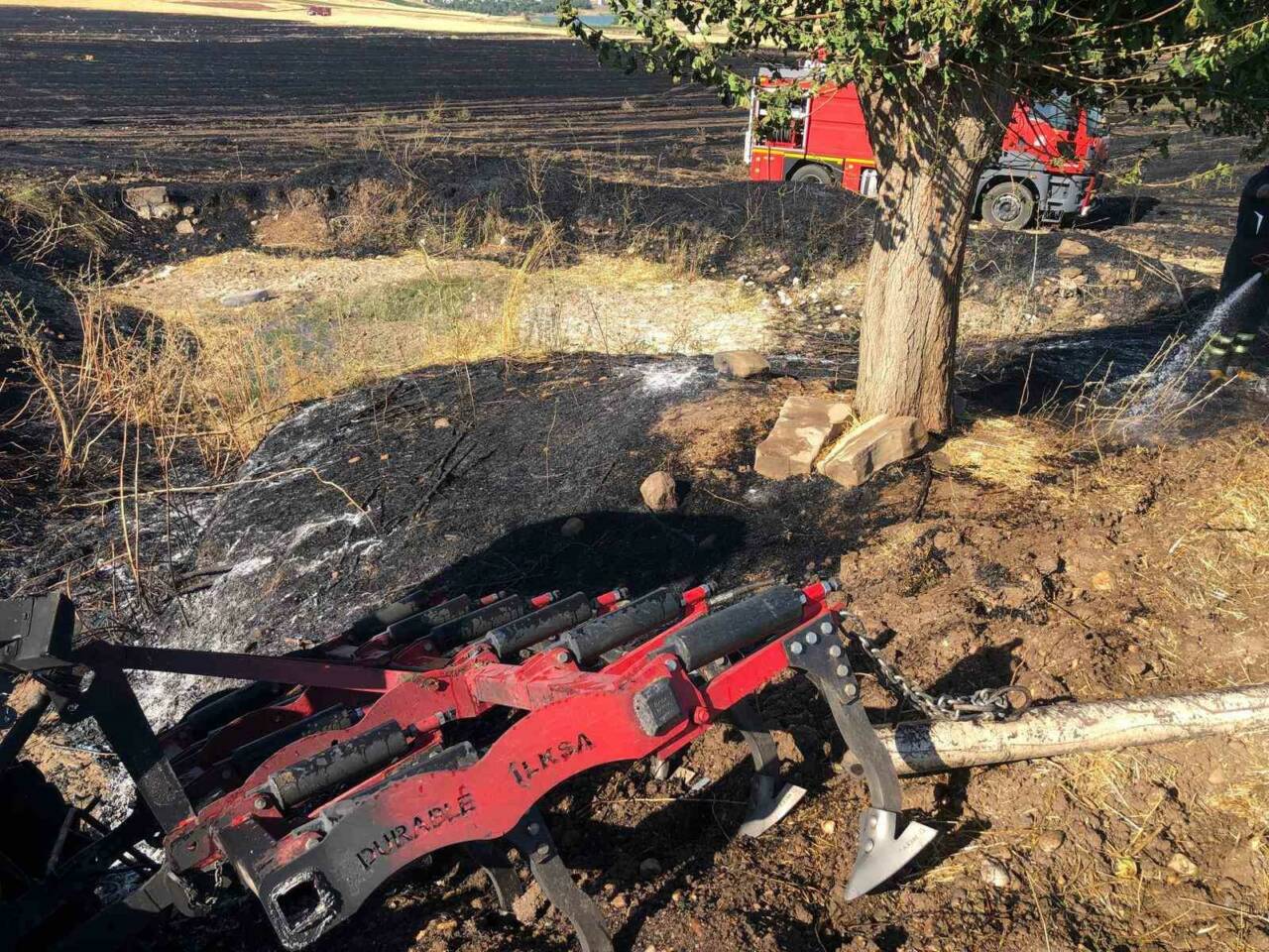 Adıyaman’da çıkan anız yangınına müdahale etmek amacıyla kullanılan traktör, alevlerin