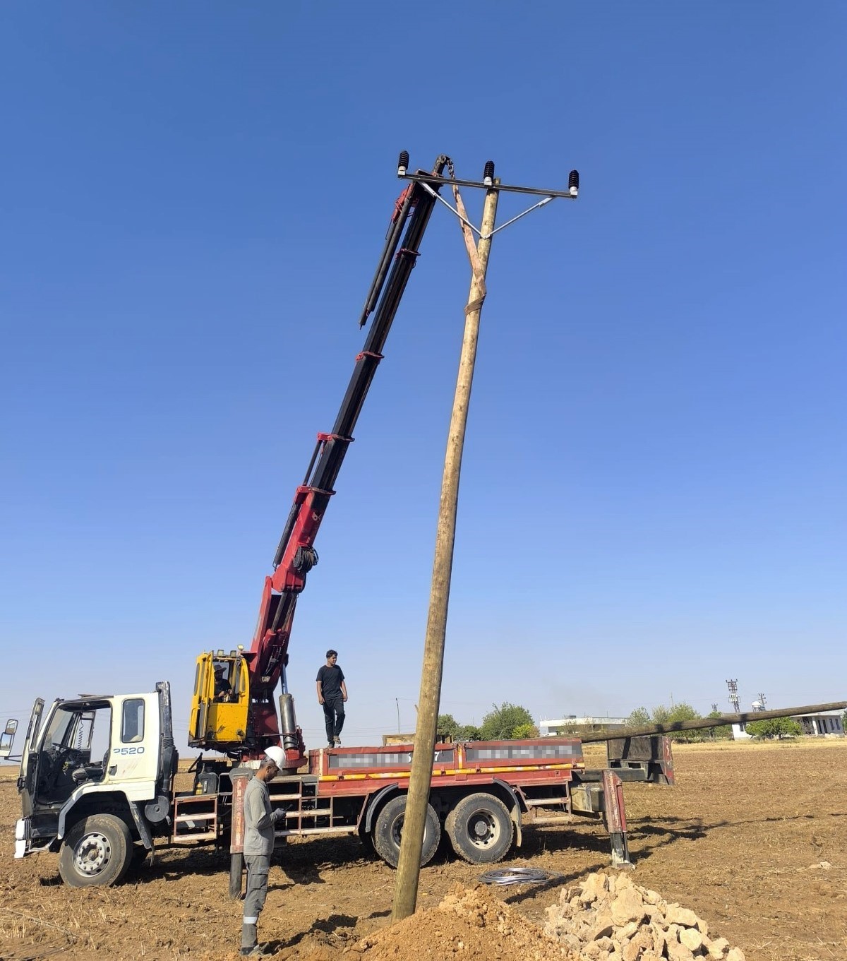 Şanlıurfa’da hasat sonrası yakılan anızlar, tarım alanlarının yanı sıra elektrik