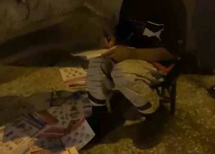 Şanlıurfa’nın Siverek ilçesinde annesiyle birlikte hurda toplayarak aile bütçesine katkı