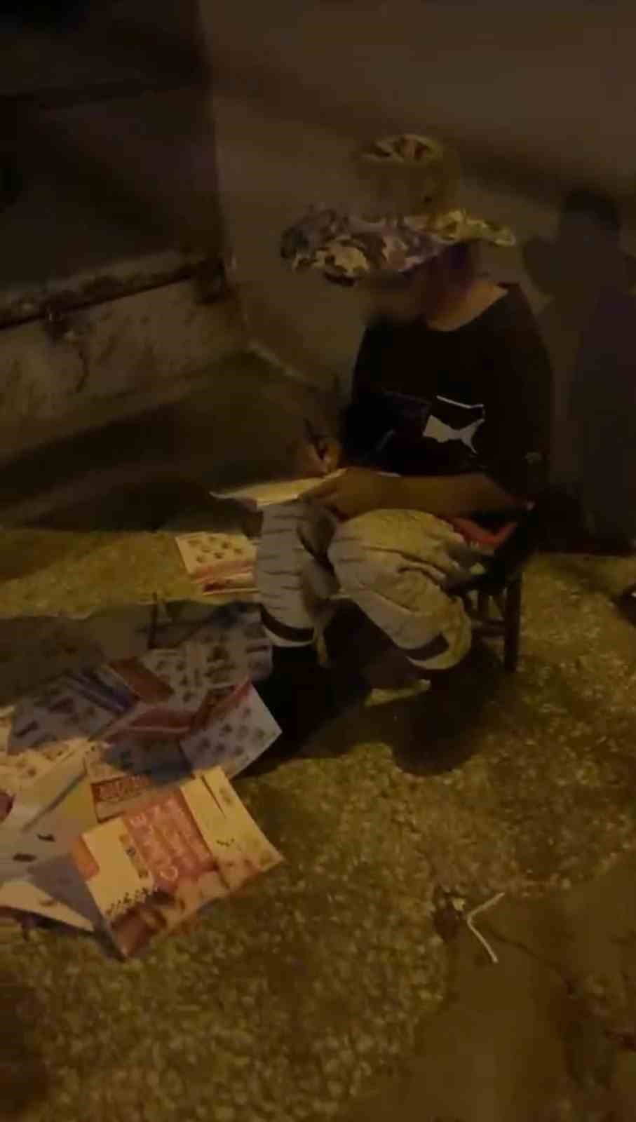 Şanlıurfa’nın Siverek ilçesinde annesiyle birlikte hurda toplayarak aile bütçesine katkı