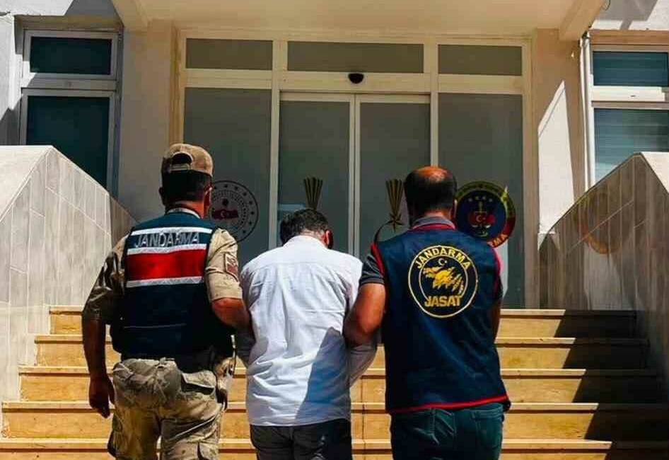 Aranan FETÖ üyesi Şanlıurfa’da yakalandı Şanlıurfa’da FETÖ/PDY silahlı terör örgütüne üye olma suçundan aranan şahıs