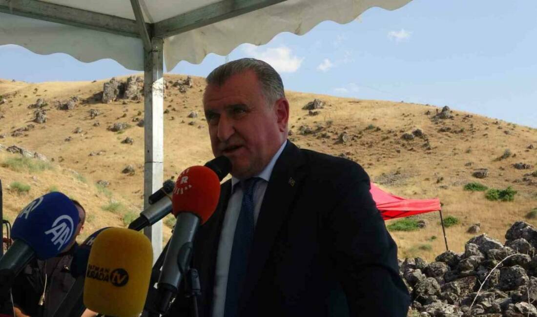 Bakan Bak: “Kültürleri ve inançları yaşatmak devletin en önemli görevlerindendir” Gençlik ve Spor Bakanı Osman Aşkın Bak, Batman’da "Şeyh Hevinda
