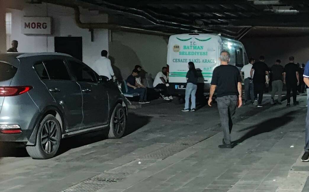 Batman’da ikinci kattaki evlerinin balkonundan beton zemine düşerek ağır yaralanan