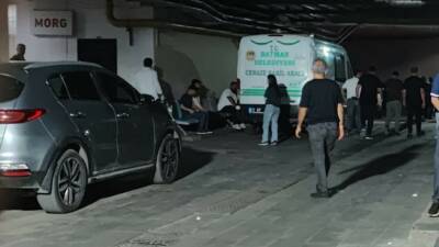Batman’da ikinci kattaki evlerinin balkonundan beton zemine düşerek ağır yaralanan