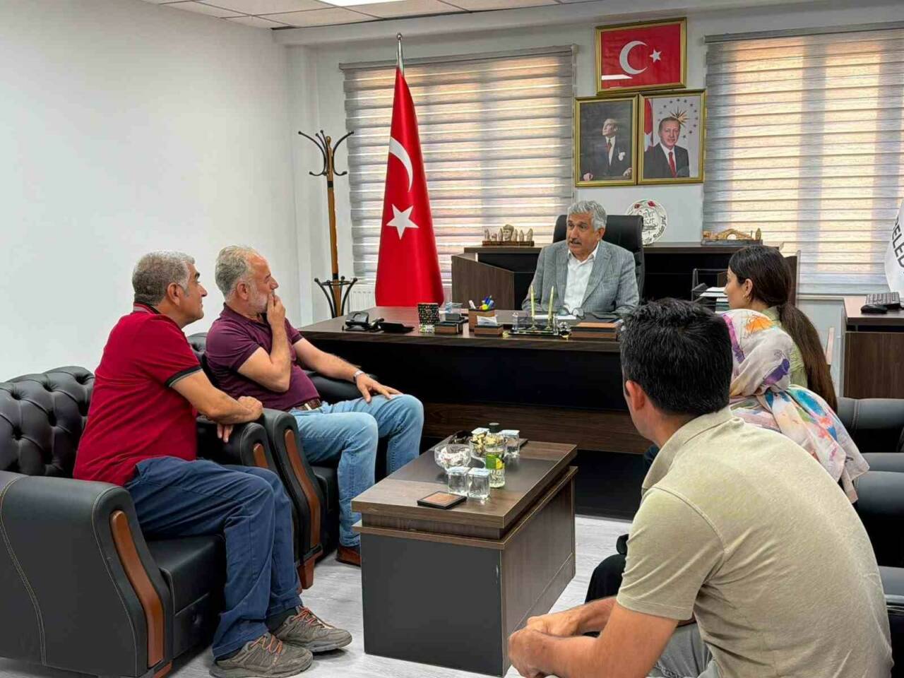 Kahta Belediye Başkanı Mehmet Can Hallaç, vatandaşlarla kurduğu güçlü iletişimi