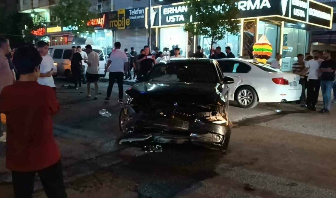 Batman’ın GAP Mahallesi’nde iki otomobilin çarpışması sonucu meydana gelen trafik