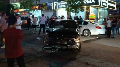 Batman’ın GAP Mahallesi’nde iki otomobilin çarpışması sonucu meydana gelen trafik