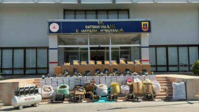 Batman’da jandarma ekiplerince düzenlenen kaçakçılık operasyonunda yüz binlerce makaron, yüzlerce