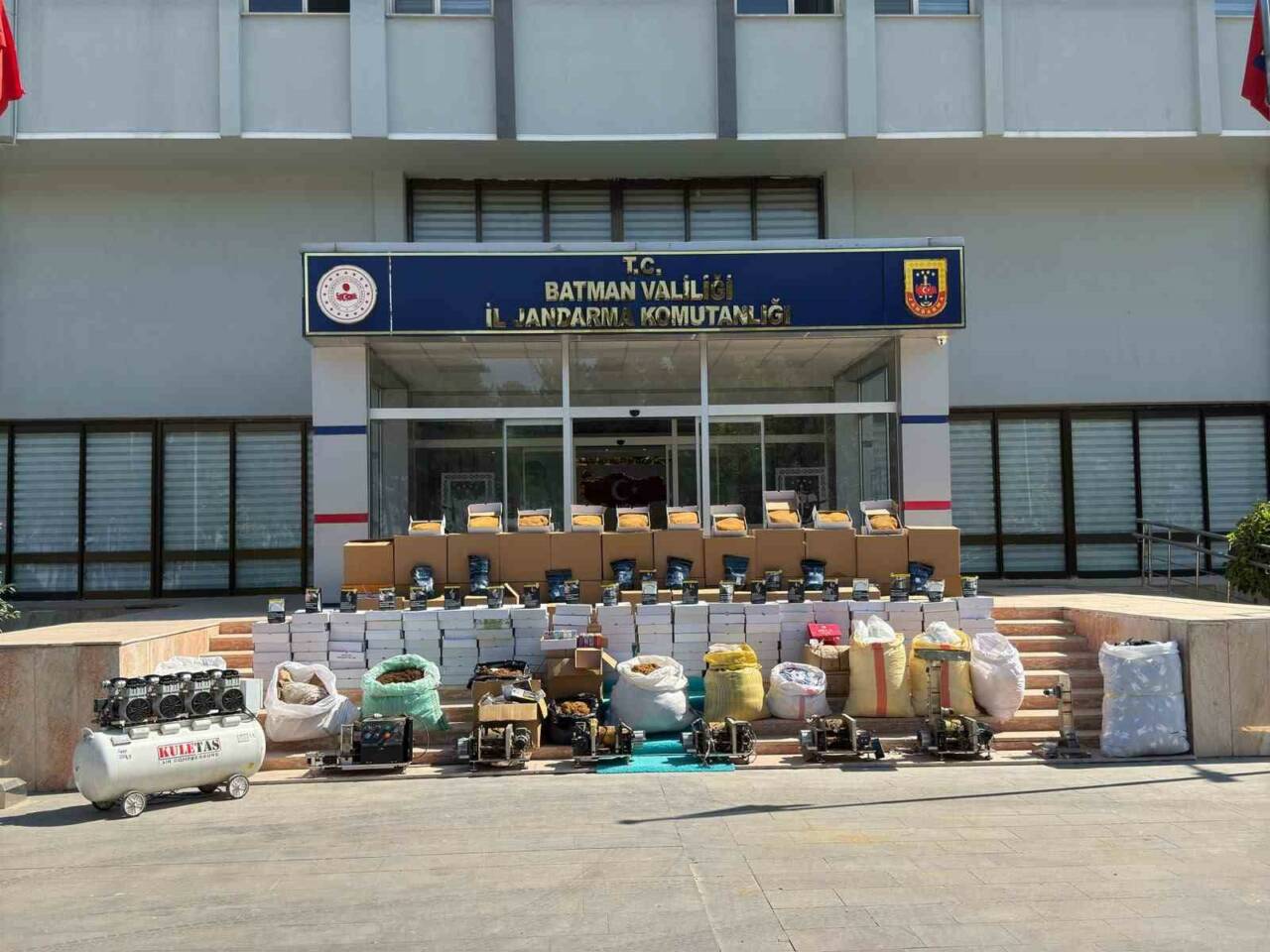 Batman’da jandarma ekiplerince düzenlenen kaçakçılık operasyonunda yüz binlerce makaron, yüzlerce