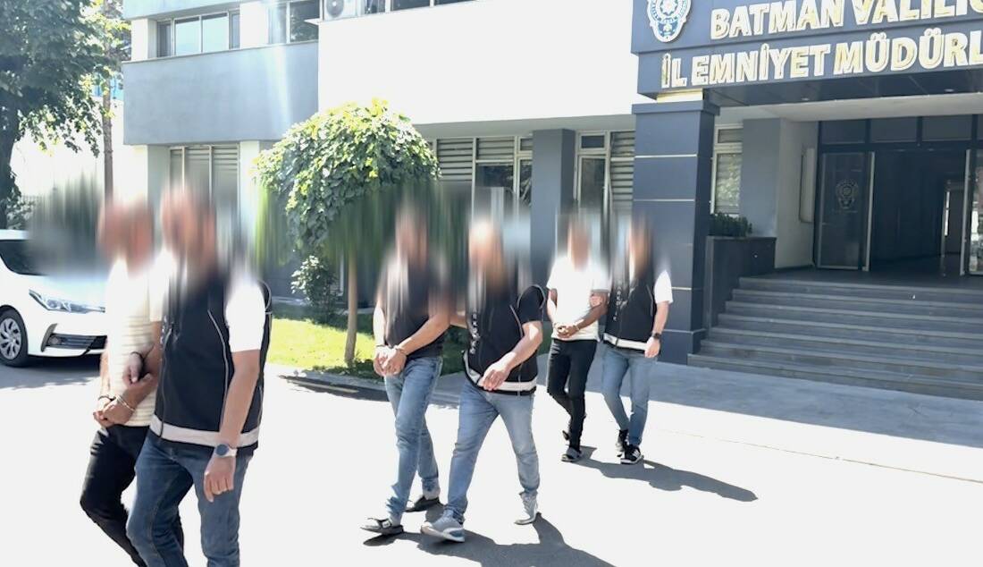 Batman'da, gümrük mühürlü pamuk yüklü iki tırda yapılan aramada 112