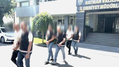 Batman'da, gümrük mühürlü pamuk yüklü iki tırda yapılan aramada 112