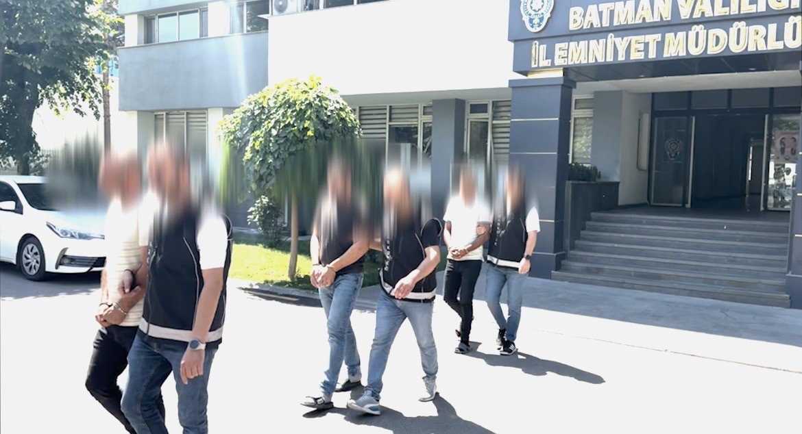 Batman'da, gümrük mühürlü pamuk yüklü iki tırda yapılan aramada 112