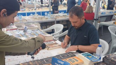 Besnili yazar Erkan Bozkurt, Afyonkarahisar'da düzenlenen Afyonkarahisar Kitap Günleri kapsamında