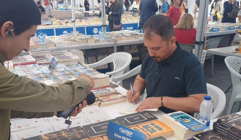 Besnili yazar Erkan Bozkurt, Afyonkarahisar'da düzenlenen Afyonkarahisar Kitap Günleri kapsamında