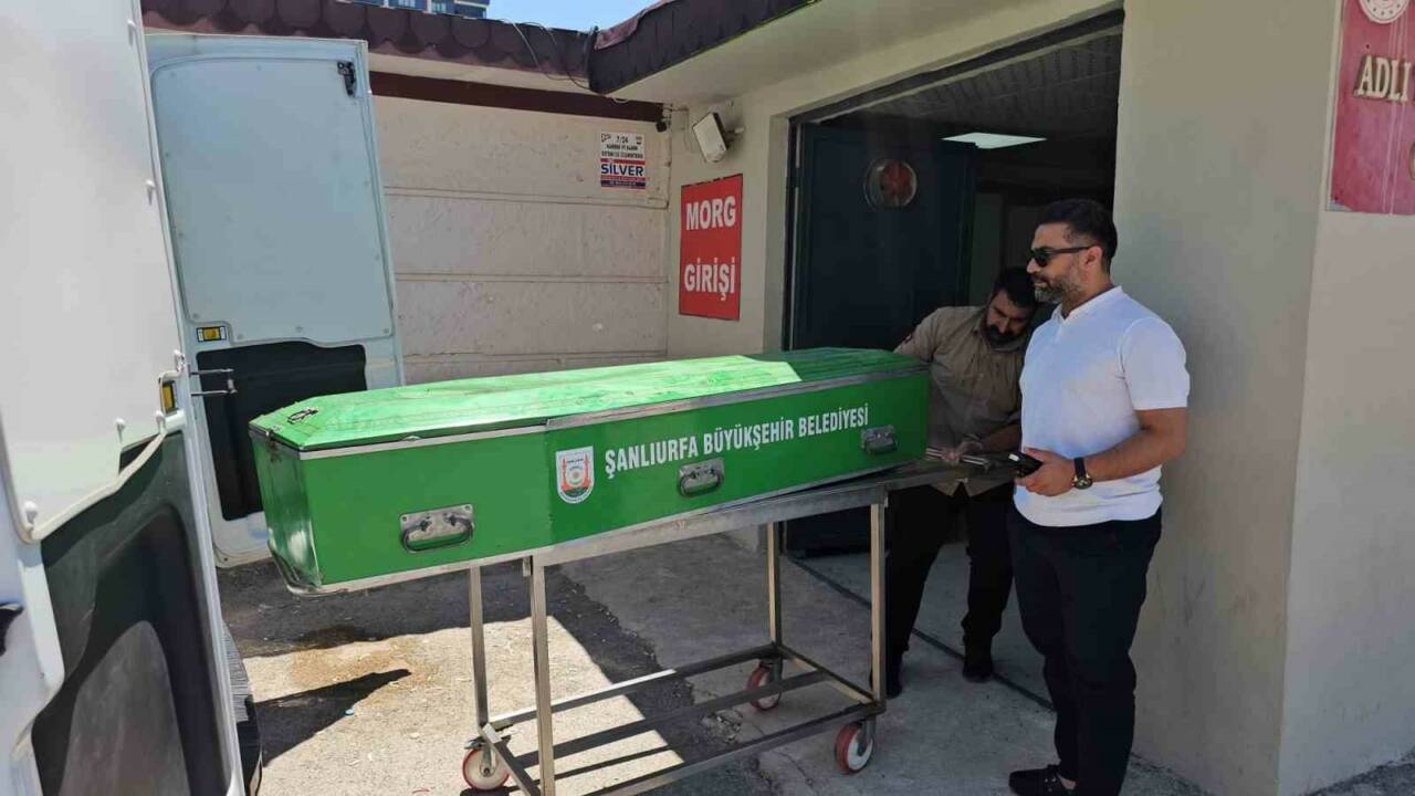 Şanlıurfa’da boş bir arazide battaniye sarılı halde yabancı uyruklu bir