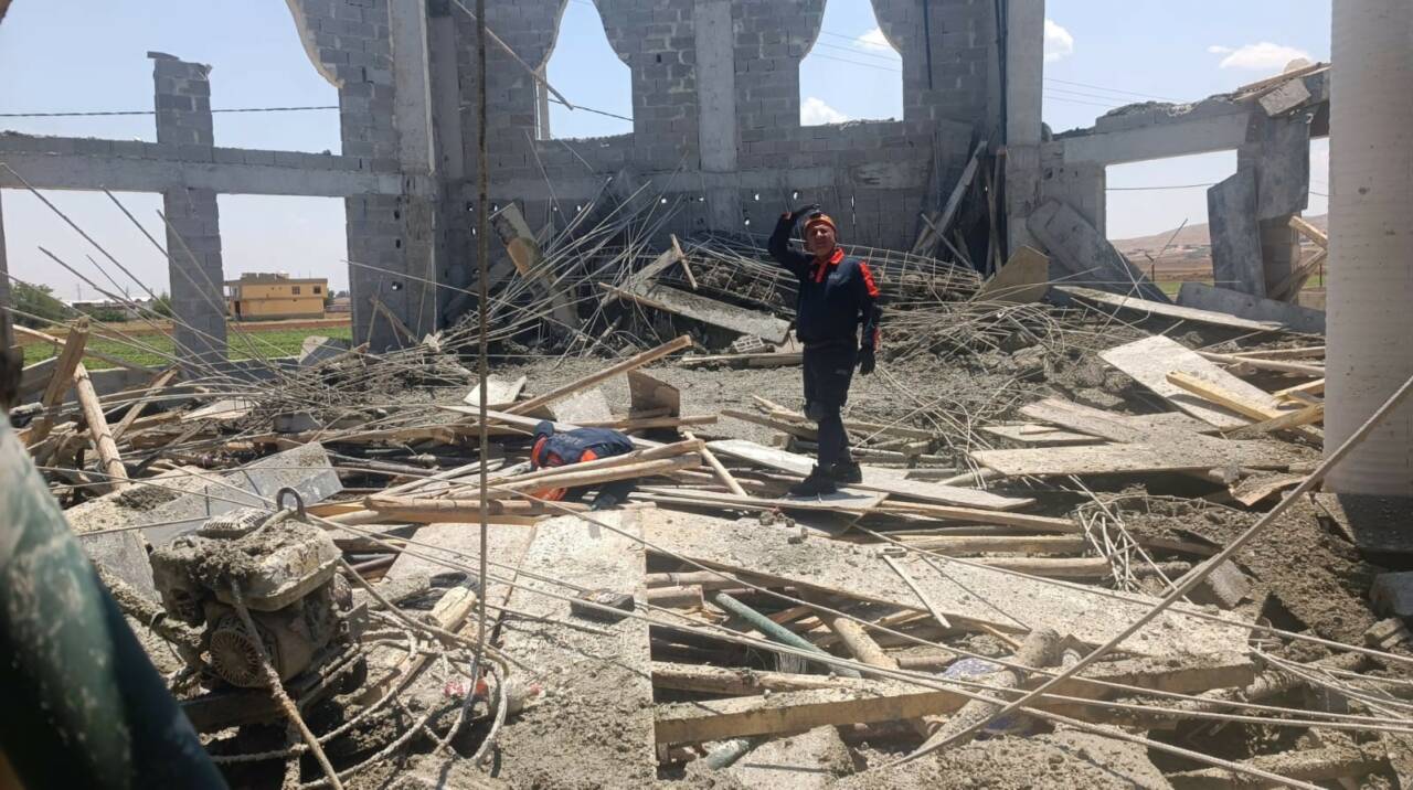 Şanlıurfa’nın Eyyübiye ilçesinde yapımı süren cami inşaatının bir bölümünde meydana
