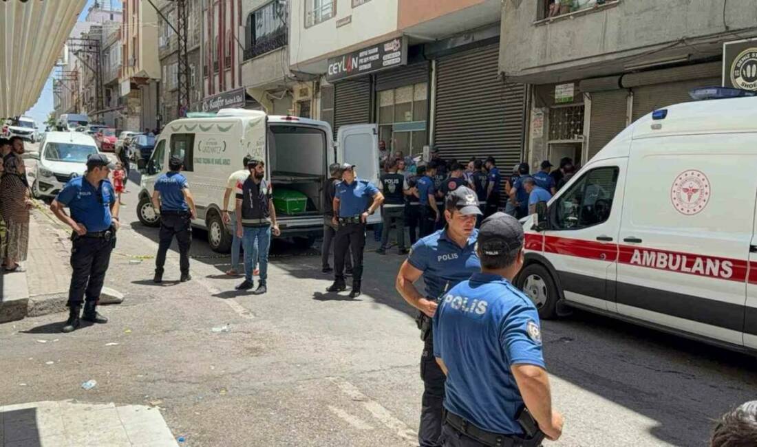Cezaevinden izinli çıktı, eşini öldürdü Gaziantep’te cezaevinden izinli çıkan şahıs tartıştığı eşini bıçaklayarak öldürdükten sonra