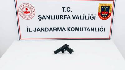 Şanlıurfa’nın Birecik ilçesinde düğününde havaya ateş açan damat, bahçede çalışan