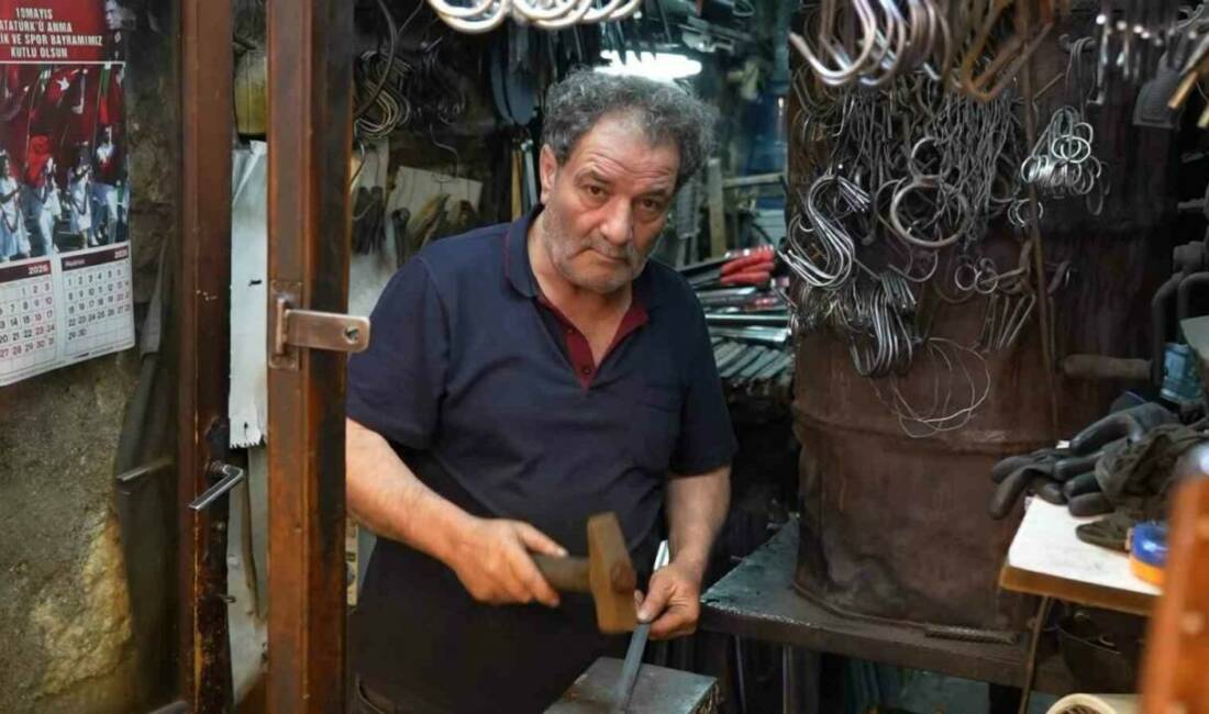 Demir ustalarının zorlu yaz mesaisi devam ediyor Gaziantep’te yüzyıllardır sürdürülen demircilik mesleğini yaşatmaya çalışan ustalar, kavurucu sıcaklara